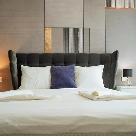 Luxury Living: Spectacular Views & Modern Elegance